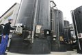 ismut-Mitarbeiter Maximilian Schubert an den gro�en Tanks