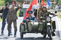 Beim Festumzug in Langhennersdorf war auch die "Sowjetarmee" mit von der Partie. 