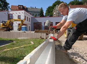 Steinsetzung am Feuerwehrdepot