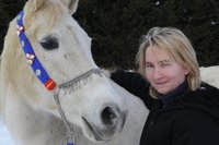 Stolz zeigt Katrin Lischka (43) vom Araberhof in Ursprung ihr erstes Pferd. Die 25-j�hrige Roshena wird bei der Rast der Erlebnistour am Araberhof zu erleben sein.