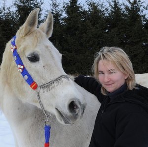 
Stolz zeigt Katrin Lischka (43) vom Araberhof in Ursprung ihr erstes Pferd. Die 25-j�hrige Roshena wird bei der Rast der Erlebnistour am Araberhof zu erleben sein.
