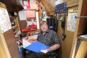 Klaus Illgen in seinem Rummelwagen. Das B�ro, dass er sich liebevoll darin eingerichtet hat, ist kaum zwei Quadratmeter gro�. Aber der Schausteller kommt darin bestens zurecht.  