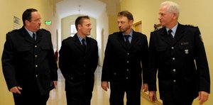 Harry Grindler und Christian Odor, stellvertretender und amtierender Leiter der Fahndungsgruppe, sowie die Pr�sidenten der Polizeidirektion S�dwestsachsen und der Bundespolizeidirektion Pirna, J�rgen Georgie und Wieland Mozdzynski 