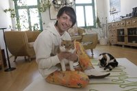 Gunzenhauser-Chef Thomas Friedrich legt in seinen vier W�nden auch mal sein liebstes Kleidungsst�ck, den Gehrock, ab, zieht ein Kapuzenshirt �ber und widmet sich seinen zwei Katzen: Moritz (im Vordergrund) sei ein lieber und zutraulicher Geselle, Tussi hingegen, wie der Name vermuten l�sst, ein zickiges Wesen.