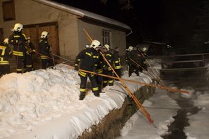 20 Rettungskr�fte brachen am Donnerstagabend das Eis der zugefrorenen Sehma in Neudorf.