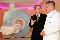 Siemens-Vertriebsleiter Robby Kr�mer und Dr. Lutz Winkler, Chefarzt der Radiologie