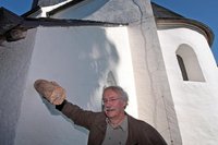 Gerd-J�rgen Ullrich zeigt auf R�stbalken