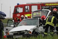 Drei Menschen sind am Dienstagabend bei einem Unfall auf der B 169 nahe Hundsh�bel schwer verletzt worden.