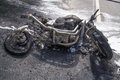 Die Feuerwehr konnt nicht verhindern, dass das Motorrad komplett verbrannte.