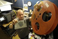 Kinobetreiber Olaf M�ller zeigt eine Filmrolle
