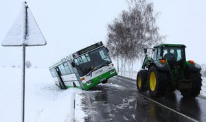 Ein Linienbus ist am Freitag auf der B 101 zwischen Hilmersdorf und Gehringswalde von der glatten Fahrbahn in den Stra�engraben gerutscht.  