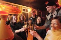 An der M�hlenstra�e hat am Mittwochabend der Club Atomino er�ffnet - samt roter Lampe, die schon mehrfach mit dem Club umgezogen ist. Jenni Lindner (links), Jan Kummer (Mitte) und Stephano P�hnl (Zweiter von rechts) vom Atomino begr��ten die ersten G�ste.