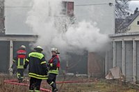 Eine brennende Garage an der Waldenburger Stra�e in Glauchau-Jerisau hat am Freitag die Feuerwehr auf den Plan gerufen.
