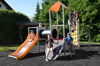 25.000 Euro-Spende: Was den neuen Spielplatz in Lindenau besonders macht - Der Spielplatz „Am Rautenkranz“ in Lindenau ist übergeben worden.