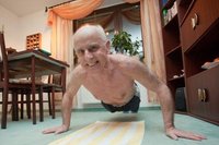 Liegest�tze macht Dietmar Zuleger t�glich. Insgesamt will der 63-J�hrige eine Million schaffen.  