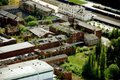 Eine aktuelle Aufnahme aus der Luft zeigt, wie marode der Ziegelkomplex gegen�ber des Bahnhofs in Oelsnitz inzwischen ist. Die D�cher von mehreren Hallen sind bereits eingebrochen.  