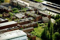 Eine aktuelle Aufnahme aus der Luft zeigt, wie marode der Ziegelkomplex gegen�ber des Bahnhofs in Oelsnitz inzwischen ist. Die D�cher von mehreren Hallen sind bereits eingebrochen.  