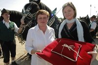 Hotelchefin Kerstin Funke (links) bekam den Generalschl�ssel von Architektin Katja Billep �berreicht. Gebracht wurde das Samtkissen mit dem Wernesgr�ner Traditionsgespann.  