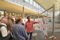 Hauptamtsleiter Wolfgang Meyer zeigte den Besuchern die Shedhalle der "Alten Baumwolle" in Fl�ha. 