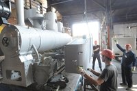 Im Eisenbahnmuseum in Hilbersdorf montierten Dieter Harnisch, Falko Schubert und Sven Liebold (von rechts) am Sonntag den Wasserbeh�lter an der 92 Jahre alten Heeresfeldbahn-Lok. Das historische Gef�hrt war 2000 auf abenteuerlichem Weg an ihren Ursprungsort Chemnitz zur�ckgekehrt. 