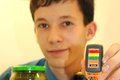 Tom H�hnel mit Gluten-Test-Waren und einem Muster f�rs Testger�t. 