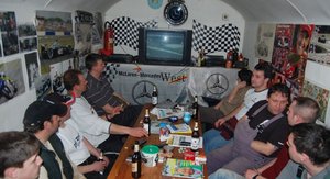 Feier im Bauwagen zum Start der neuen Formel 1-Saison 