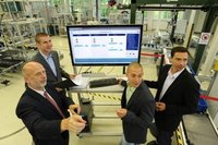 Egon M�ller (vorn links), Professor f�r Fabrikplanung an der Technischen Universit�t Chemnitz, mit den Cappcore-Gesch�ftsf�hrern Markus Kohlm�ller, Andreas Opitz und Ronald Schirmer (von links) bei der Inbetriebnahme der neuen Software in der Experimentierfabrik der TU an der Erfenschlager Stra�e.