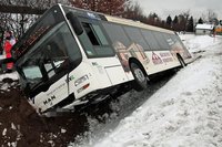 Ein Bus des Regionalverkehrs Erzgebirge ist am Donnerstag in einen Stra�engraben gerutscht.
