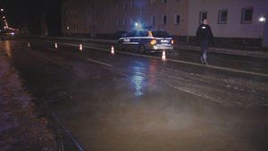 Wegen einer geplatzten Wasserleitung ist die Marienthaler Stra�e zwischen Werdauer Stra�e und Goethestra�e seit der Nacht zu Montag gesperrt.