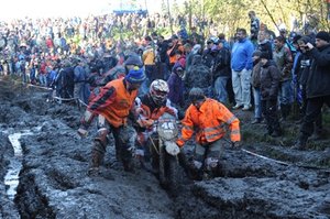 Ein Kraftakt f�r Fahrer und Helfer: Das Schlammloch von B�rnichen beim Gel�ndeklassiker "Rund um Zschopau".
