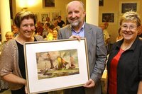 Gabriele Rabe (links) und Monika Zscheppank schenken B�rgermeister Wolfgang Streubel das fr�he Aquarell "Boote". Es ist f�r die Dauerausstellung des Museums gedacht.  