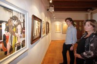 Sind es die Augen seiner Tochter, die Willi Sitte inspirierten? Kurz vor Beginn der Ausstellungser�ffnung sahen sich Tochter Sarah Rohrberg und Enkelsohn Johannes in der Galerie Art Gluchowe noch einmal um. 
