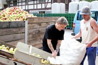 Michael Sch�nfeld (links) und Christian Ackermann aus dem th�ringischen Gro�kundorf brachten mehrere S�cke voll mit �pfeln in die Fruchtsaftkelterei.
