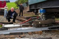 Gegen 18 Uhr sa� der erste der beiden entgleisten Wagen wieder in den Schienen. Eisenbahnbetriebsleiter Hans-Thomas Reichelt (vorn) wachte selbst �ber die Arbeiten.