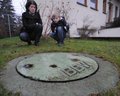 Sybille Br�sel wartet mit ihrem Sohn Theo an der Beutenbergstra�e