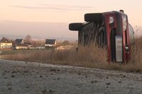 Zwei Menschen wurden am Samstag bei Gl�tteunf�llen nahe H�ttelsgr�n verletzt.