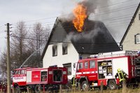 Etwa 65 Feuerwehrleute mussten am Sonntagmittag einen Dachstuhlbrand in Sch�nfeld l�schen.