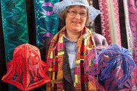 Christine Mirecki aus Leezen war mit ihren farbenfrohen gekl�ppelten Schals und H�ten nach Annaberg-Buchholz gekommen.
