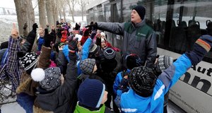 Kinder vor einem Schulbus