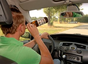 
Alkohol am Steuer. Laut Verkehrspsychologe Bernhard Schlag von der TU Dresden lehnt dies die Mehrheit der Bev�lkerung ab.Foto: 
