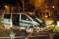 In Chemnitz stie�en am Samstag ein Polizeifahrzeug und ein BMW zusammen.