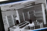 Die "Oprema" (auf dem Monitor im Hintergrund) konstruierte ein Team des VEB Carl Zeiss Jena um Entwicklungsleiter Wilhelm K�mmerer, der sp�ter Professor f�r Kybernetik an der Universit�t Jena war.