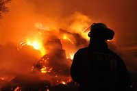 Gro�feuer in Hermsdorf - am Dienstag brannten hier zwei Strohlager.