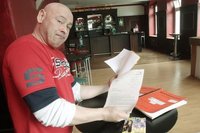 Orange-Club-Betreiber Tom Hoffmann mit dem Bu�geldbescheid. Weil er den Club nicht als Tanzbar betreiben darf, f�rchtet er das Aus. 