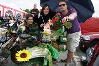 Zu den vielen auffallenden Simsonfahrzeugen geh�rten die von Tobias T�rpe (rechts), Marcus Bernstein und Stefanie Weber.