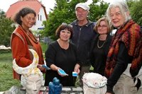 Hanna Siebenborn, Karla Schoppe, Axel Wunsch, Michaela List und Heidrun Weismann-Kahl (von links) suchen sich Glasuren f�r ihre Kunstwerke aus. 