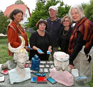 
Hanna Siebenborn, Karla Schoppe, Axel Wunsch, Michaela List und Heidrun Weismann-Kahl (von links) suchen sich Glasuren f�r ihre Kunstwerke aus. 
