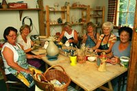Viel Spa� in der T�pferwerkstatt haben Anette Meister, Renate Wetzel, Dorit M�ller, Elisabeth Tausch und Gunda Klotz (von links). Sie k�nnen die neuen Kreativr�ume im Obergeschoss der Weberh�user nutzen. In den vergangenen Monaten sind die R�umlichkeiten unterm Dach umfangreich umgestaltet worden. Zuvor waren sie jahrelang wegen Sicherheitsbedenken gesperrt gewesen. 