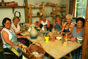 
Viel Spa� in der T�pferwerkstatt haben Anette Meister, Renate Wetzel, Dorit M�ller, Elisabeth Tausch und Gunda Klotz (von links). Sie k�nnen die neuen Kreativr�ume im Obergeschoss der Weberh�user nutzen. In den vergangenen Monaten sind die R�umlichkeiten unterm Dach umfangreich umgestaltet worden. Zuvor waren sie jahrelang wegen Sicherheitsbedenken gesperrt gewesen. 
