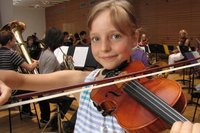 Kim Winter aus dem Peniger Ortsteil Thierbach stellt w�hrend der Ferienakademie "Musik und Medien" auf Schloss Colditz ihr K�nnen unter Beweis.